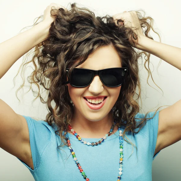 Feliz adolescente chica con gafas de sol — Foto de Stock