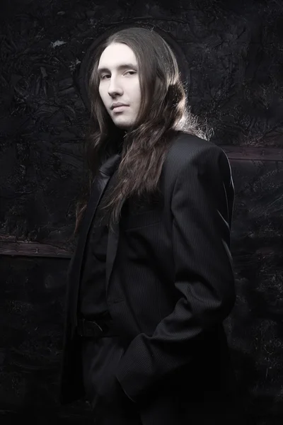 Porträt eines modischen männlichen Modells mit langen Haaren — Stockfoto