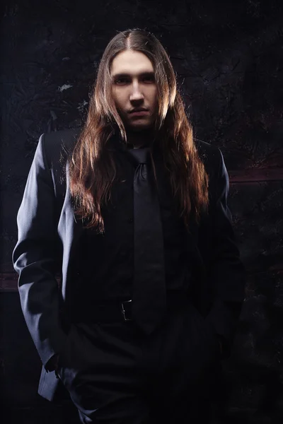 Moda erkek manken uzun saçlı portresi — Stok fotoğraf