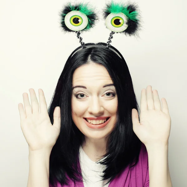 Linda jovem mulher surpreso com olhos verdes engraçados . — Fotografia de Stock
