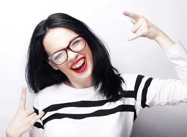 Woman showing victory or peace sign — Stock Photo, Image