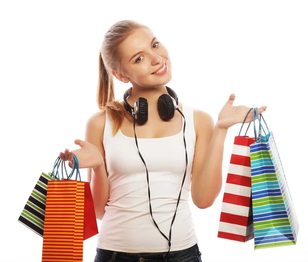 Jovem mulher sorridente feliz com sacos de compras — Fotografia de Stock