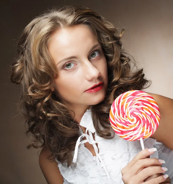 Lecca lecca in mano. Bella ragazza con caramelle . — Foto Stock