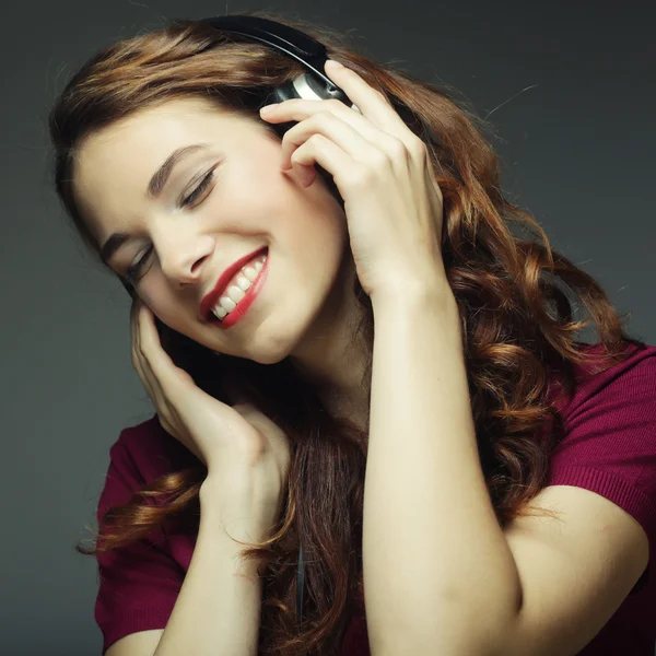 Jeune femme avec écouteurs écouter de la musique — Photo