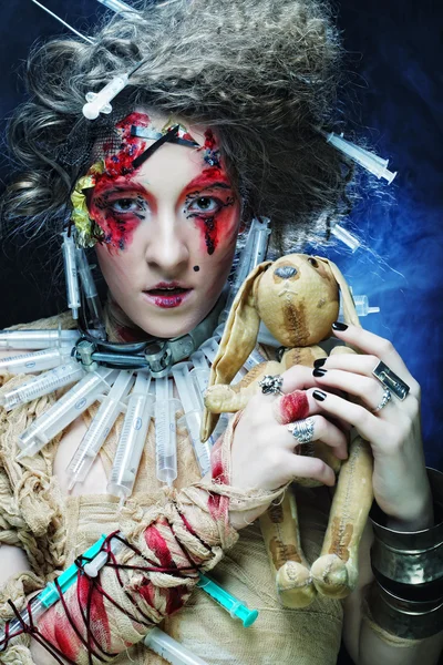 Jonge vrouw met creatieve make-up houden van kleine konijn. — Stockfoto