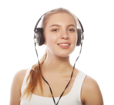 Müzik dinlerken kulaklık olan kadın. Müzik genç kız isol
