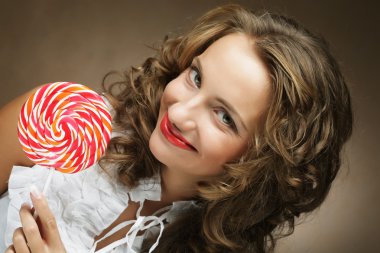 Lolipop elinde. Şeker ile güzel kız.