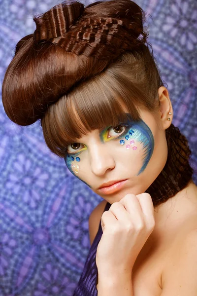 Hermosa mujer con colorido maquillaje elegante — Foto de Stock