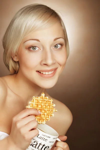 Femme blonde avec café et biscuits — Photo