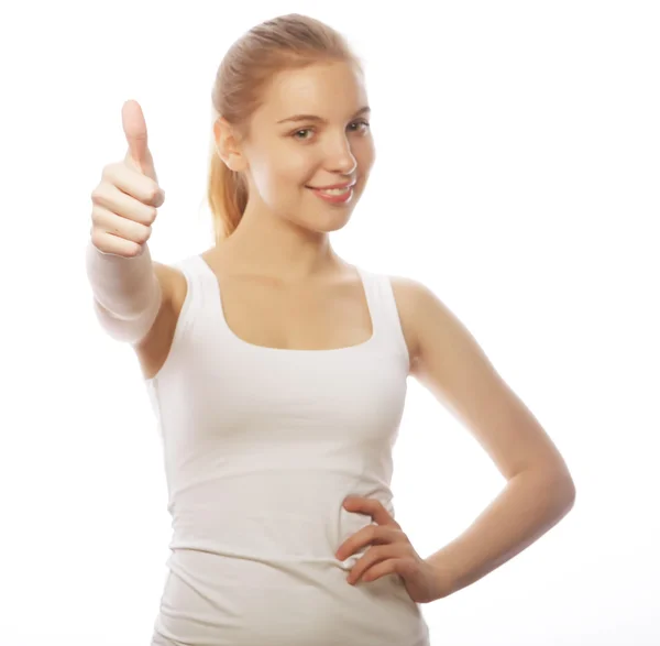 Счастливая улыбающаяся молодая женщина с большим пальцем вверх жестом — стоковое фото