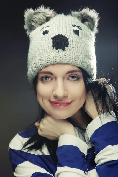 Mujer joven en sombrero de invierno divertido — Foto de Stock