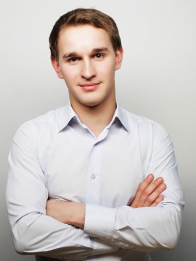 Yakışıklı genç iş adamı.