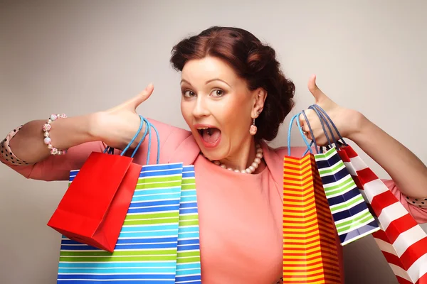 Hermosa mujer joven con bolsas de compras de colores —  Fotos de Stock