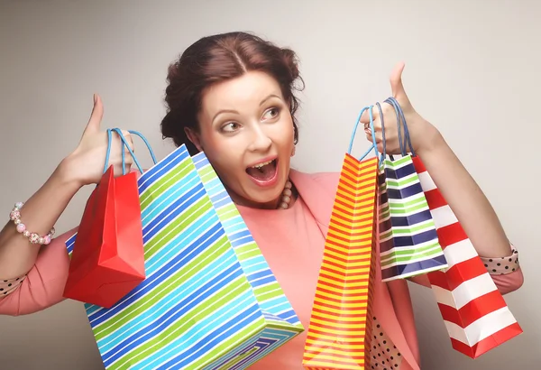 Renkli alışveriş torbaları ile güzel bir genç kadın — Stok fotoğraf