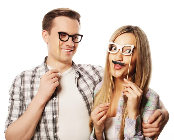 Krásný pár drží stranou brýle na tyčce — Stock fotografie