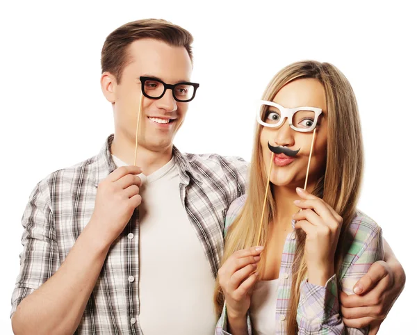 Schönes Paar mit Partybrille am Stock — Stockfoto