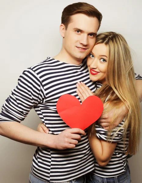 Casal feliz no amor segurando coração vermelho — Fotografia de Stock