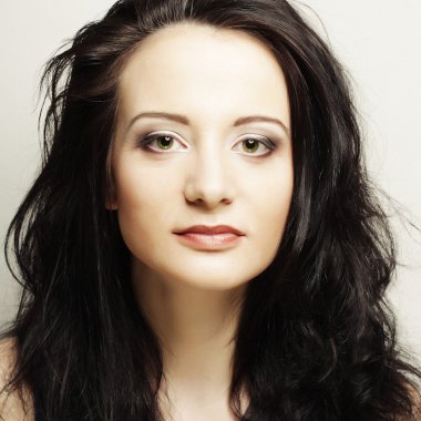 Dostça gülümseyen genç kadın portresi 