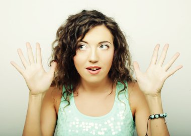 Güzel genç sürpriz kıvırcık kadın. 