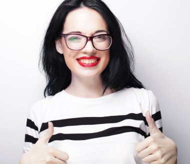 Zafer ya da barış işareti gösteren kadın 