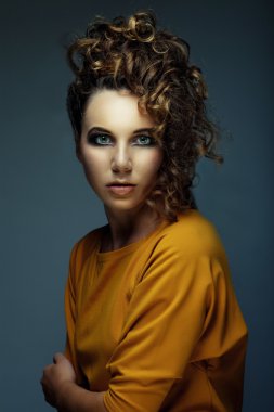 Şık zarif bayanın saç modeli