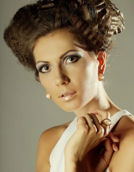 Elegancka kobieta z luksusowym makijażu i fryzury — Zdjęcie stockowe