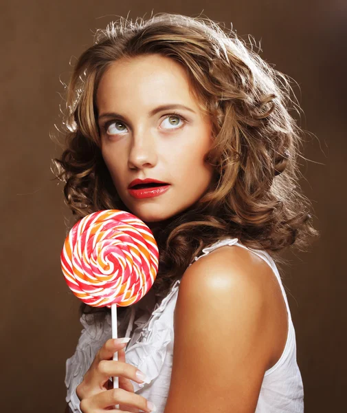 Lecca lecca in mano. Bella ragazza con caramelle . — Foto Stock