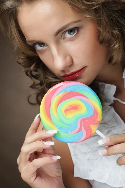 Giovane donna con lecca-lecca colorato — Foto Stock