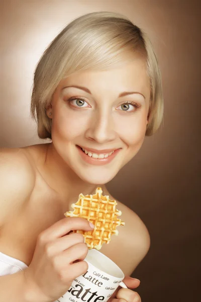 Femme blonde avec café et biscuits — Photo