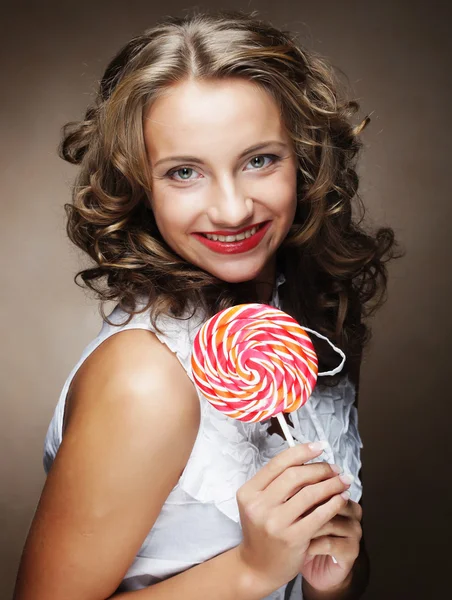 Lutscher in der Hand. schönes Mädchen mit Süßigkeiten. — Stockfoto