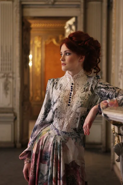 Güzel bir kadın saray odasında duruyor.. 