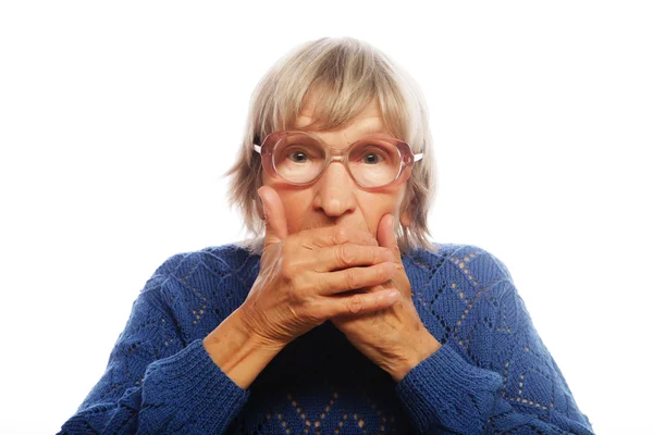 Oude vrouw met verrast expressie — Stockfoto