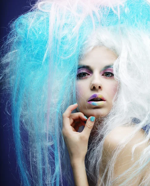 Hermosa mujer con corte de pelo creativo y brillante rostro — Foto de Stock