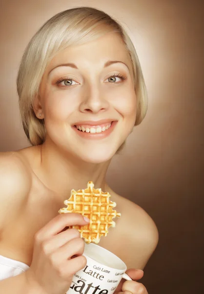 Femme blonde avec café et biscuits — Photo