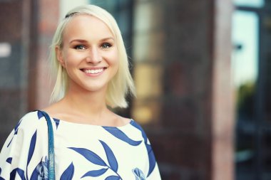 Sokakta yürüyen genç bir kadın