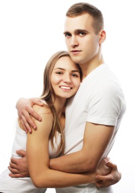  Beyaz arka plan üzerinde sarılma güzel mutlu çift.