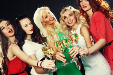 Kızlar flüt köpüklü şarap ile sorun