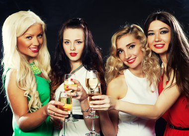 Kızlar flüt köpüklü şarap ile sorun