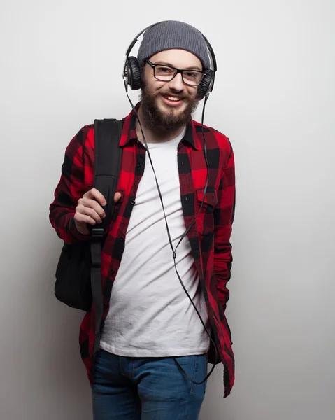Fiatal szakállas férfi, zenehallgatás — Stock Fotó