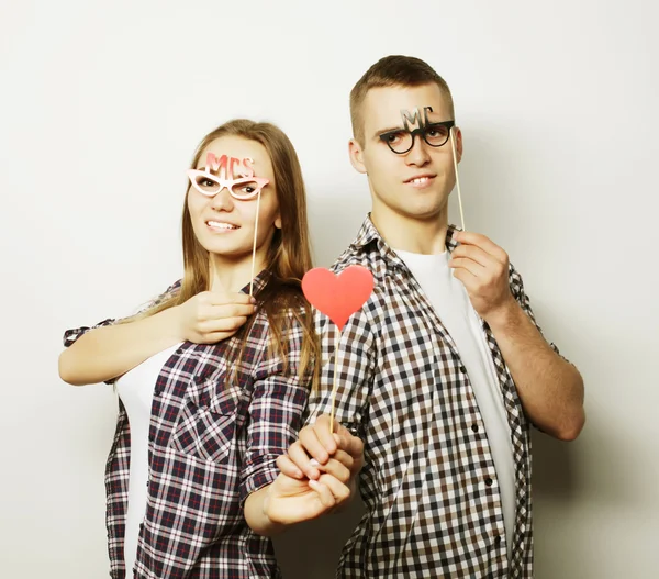 Encantador casal segurando óculos de festa — Fotografia de Stock