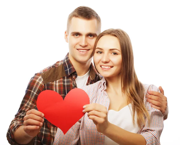 Casal feliz no amor segurando coração vermelho . — Fotografia de Stock