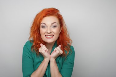 Güzel, genç, şaşkın kadın. 