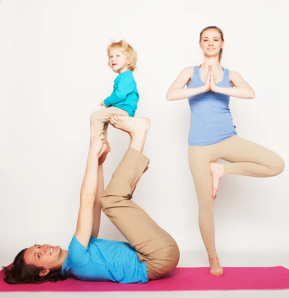Matka, ojciec i syn robi joga — Zdjęcie stockowe