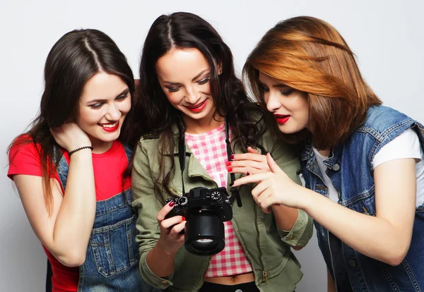 Tre flickor tittar på kameran — Stockfoto