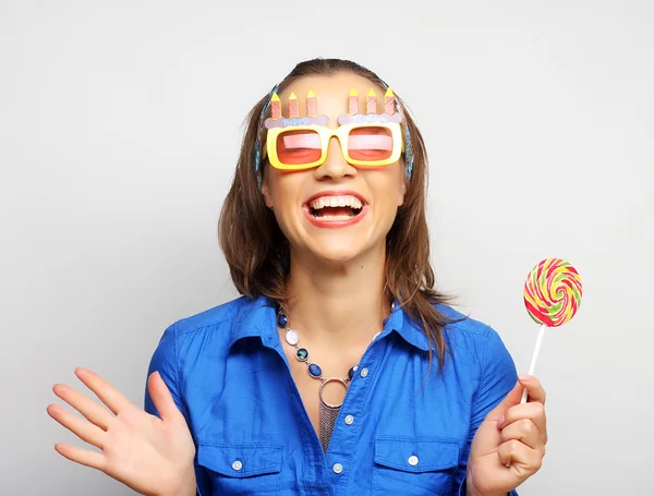 Muchacha joven con lolipop — Foto de Stock