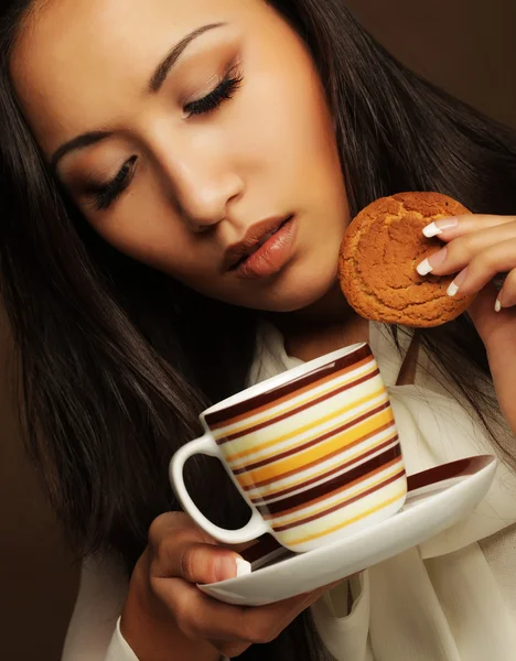 Asiatin mit Kaffee und Keksen. — Stockfoto