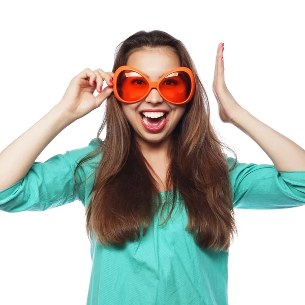 Verspielte junge Frau mit Partybrille. Bereit für gute Zeit. — Stockfoto