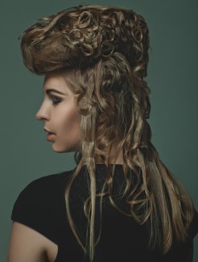 Şık zarif bayanın saç modeli