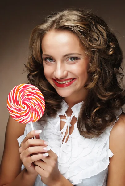 Lecca lecca in mano. Bella ragazza con caramelle . — Foto Stock