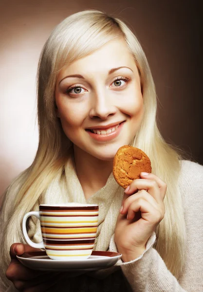 Mulher com café e biscoitos — Fotografia de Stock